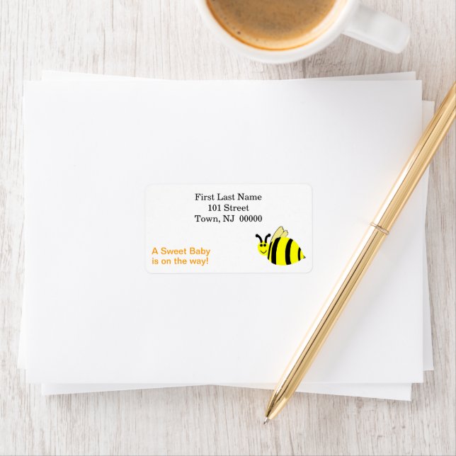 Étiquette Douce Baby Shower Jaune Bumble Bee  (En situation)