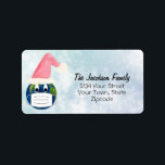 Étiquette Drôle Pandemic Christmas Visage Masque Adresse de<br><div class="desc">Cette étiquette d'adresse de retour amusante est parfaite pour vos envois de Noël ou de vacances pandémiques. Il présente un design mignon avec la planète terre portant un chapeau de Père Noël et un masque, sur un arrière - plan bleu aquarelle. Mignonne et unique, cette étiquette d'adresse de retour est...</div>