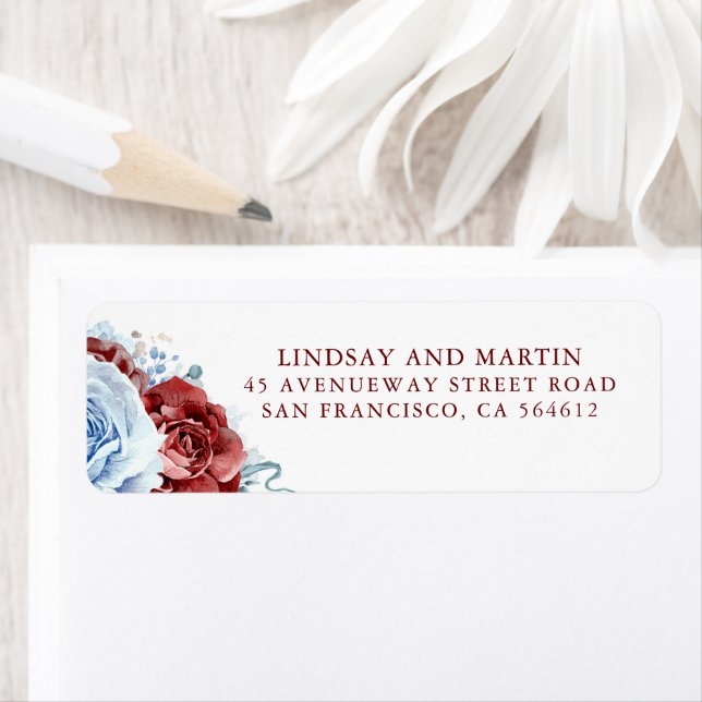Étiquette Dusty Blue and Red Flowers Elegant Botanical (En situation)