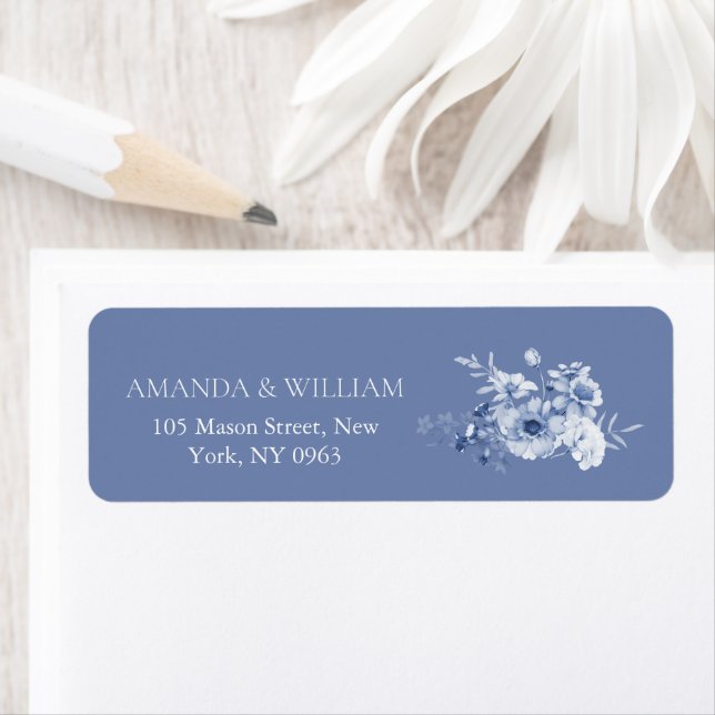 Étiquette Dusty Blue Floral Return Address Labels (En situation)