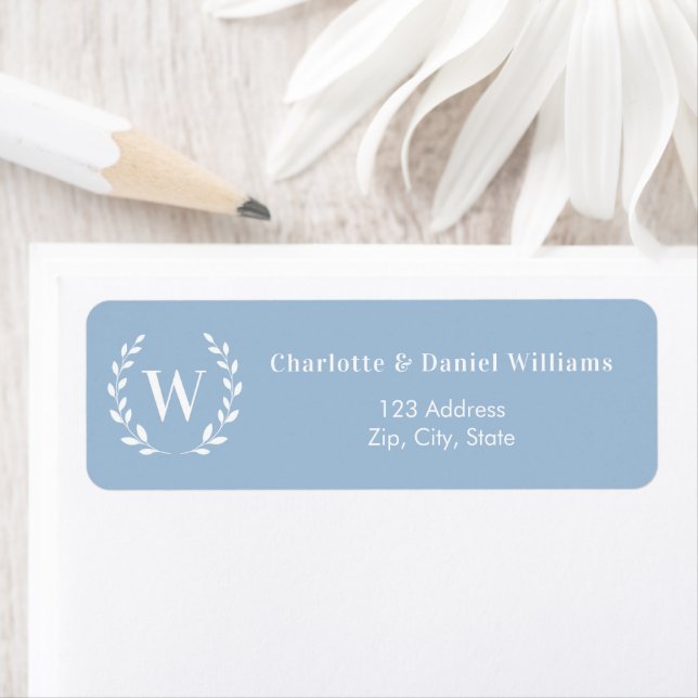 Étiquette Dusty blue monogram initial wreath return address (En situation)