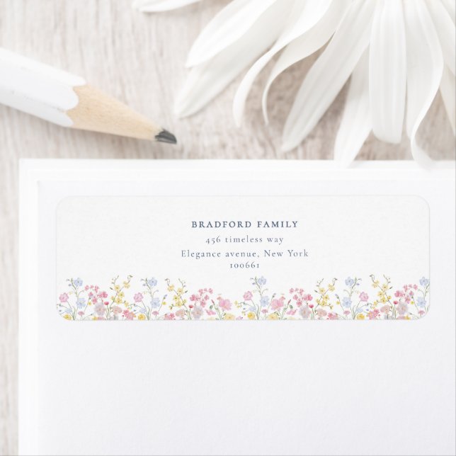 Étiquette Dusty Blue Script Boho Wildflowers Wedding  (En situation)