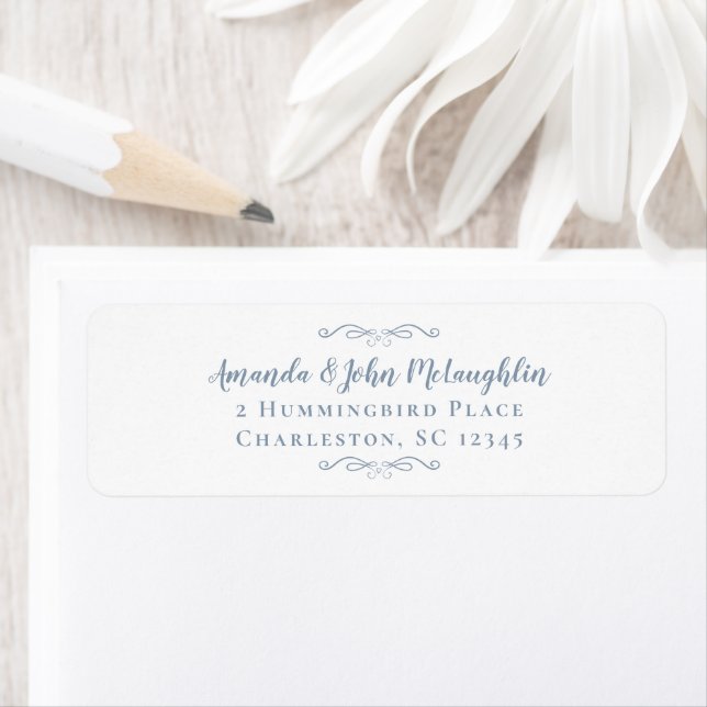Étiquette Elegant Chic Dusty Bue Calligraphy Adresse de reto (En situation)