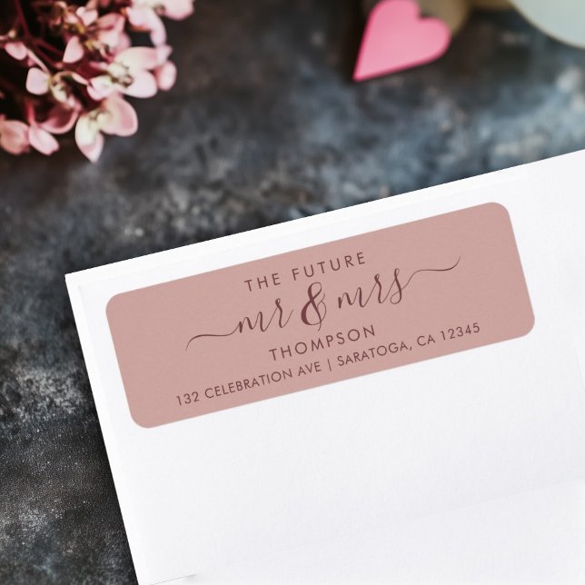 Étiquette Elégant Futur M. et MRS Allocution Rose de la cann (Blush Cinnamon address label on table reading THE FUTURE Mr & Mrs in a script font with flourishes)