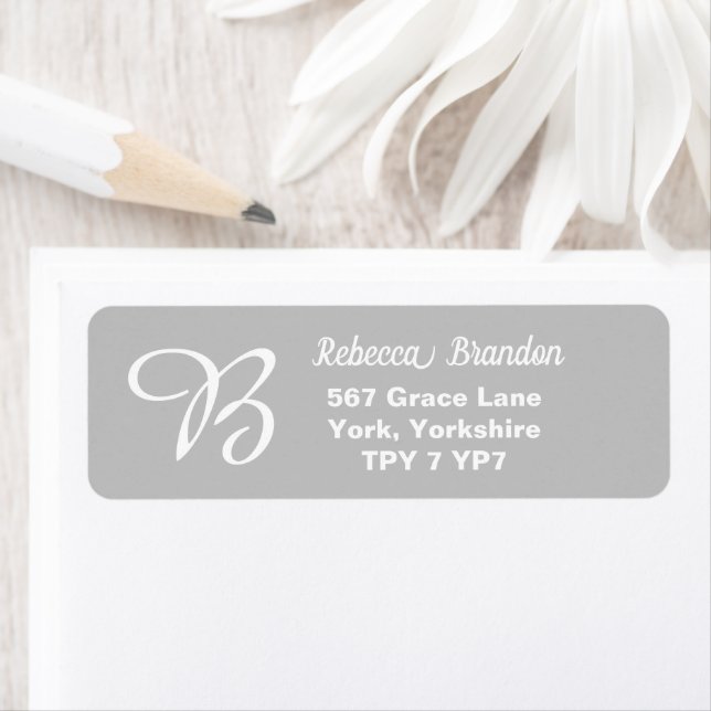 Étiquette Elegant Grey & White Nom Monogram Adresse de retou (En situation)