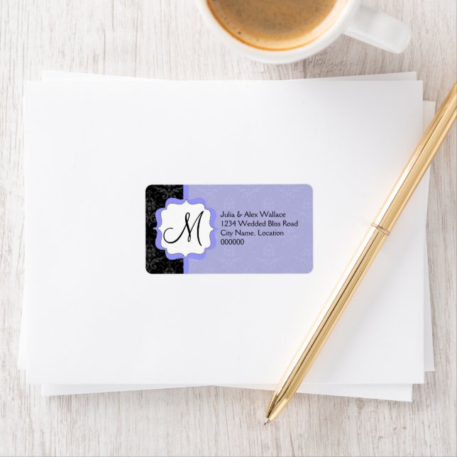 Étiquette Élégant Monogramme Lavande Damassé (En situation)