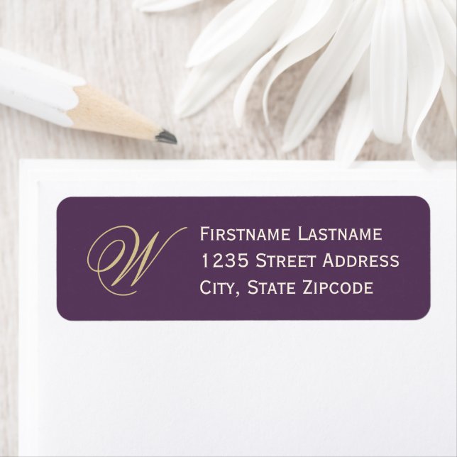 Étiquette Elegant Plum Gold Script Monogramme Adresse de ret (En situation)