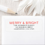 Étiquette Élégant Red Merry Bright Christmas Return Adresse<br><div class="desc">Une adresse de Noël rouge,  élégante et minimaliste,  rend les étiquettes. Cela a un script rouge de joyeux & lumineux Avec simple étiquette de adresse propre modifiable avec nom de famille.</div>