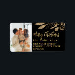 Étiquette Élégant Script Black Gold Christmas Adresse de ret<br><div class="desc">Script moderne élégant Noir et Or Nom de famille Noël Retourner l'adresse Étiquettes. Doté d'un joli script de police calligraphie écrit à la main avec disant "Joyeux Noël", faux feuilles botaniques de feuille d'or sur arrière - plan noir. Idéal pour Noël, facile de les personnaliser avec vos noms et informations...</div>