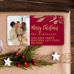 Étiquette Élégant Script Christmas Red Return Adresse Label<br><div class="desc">Script moderne élégant Rouge et or Nom de famille Noël Retours d'adresse Étiquettes. Doté d'un joli script de police calligraphie écrit à la main avec disant "Joyeux Noël", faux feuilles botaniques feuille d'or sur arrière - plan rouge. Idéal pour Noël, facile de les personnaliser avec vos noms et informations d'adresse...</div>
