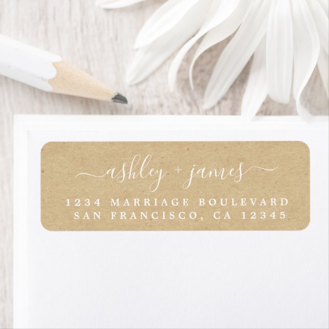 Étiquette Élégant Script Kraft Mariage papier Adresse de ret (En situation)