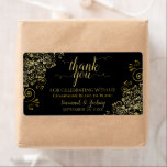 Étiquette Elégante dentelle or sur Black Budget Wedding Favo<br><div class="desc">Ces beaux étiquettes sont parfaits pour l'utilisation comme prix de mariage ou des étiquettes mini-bouteille. Elles présentent un design élégant avec une calligraphie de script en dentelle et de la dentelle en faux feuille d'or sur un arrière - plan noir classique. Le texte en or dit Merci pour célébrer avec...</div>