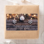 Étiquette Étoiles rustiques en bois Joyeux Noël<br><div class="desc">Rustic Wood Lights Stars Joyeux Carte de visite de Noël - la façon idéale de souhaiter un joyeux Noël à vos associés et clients d'affaires. Le Rustic carte de visite est orné de bois d'écorce avec des flocons de neige, des ornements et des étoiles brillantes. Sur le devant du carte...</div>