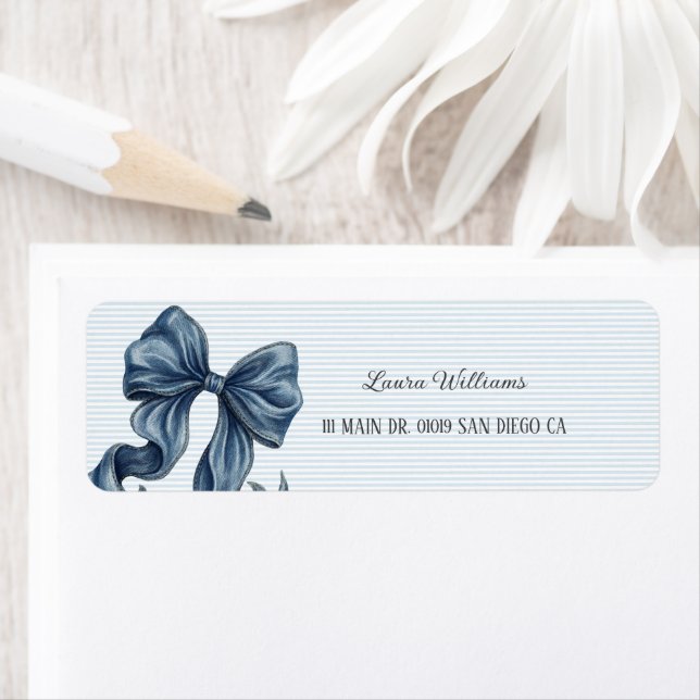 Étiquette Fête de bébé au noeud papillon en jeans bleus (En situation)