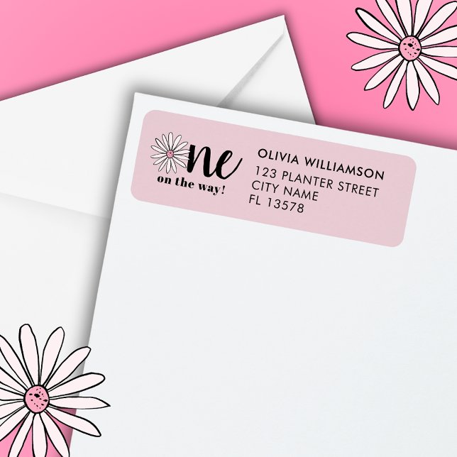 Étiquette Fête de naissance de filles moderne Fleurs de marg (One on the Way, floral daisy modern pink baby shower address labels.  Matching items available.)