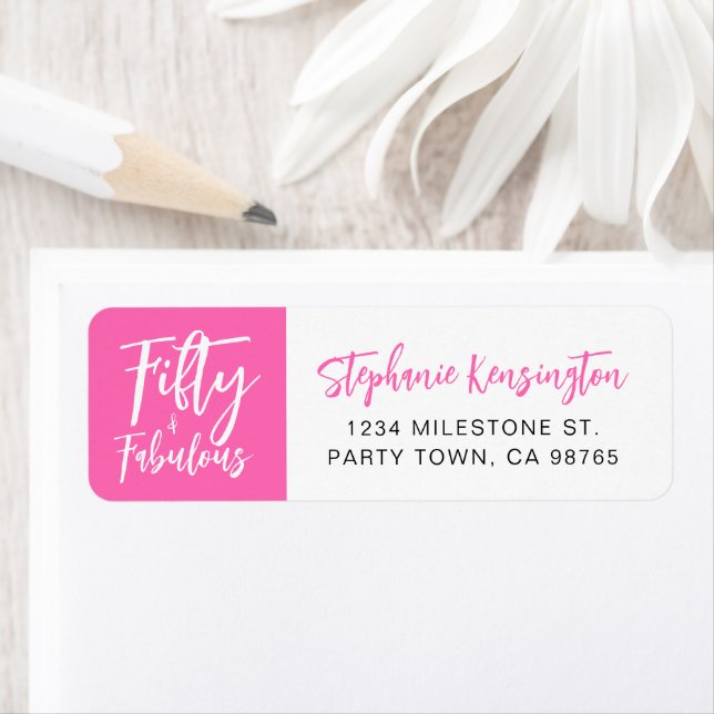 Étiquette Fifty and Fabulous Pink Script 50th Birthday Party (En situation)
