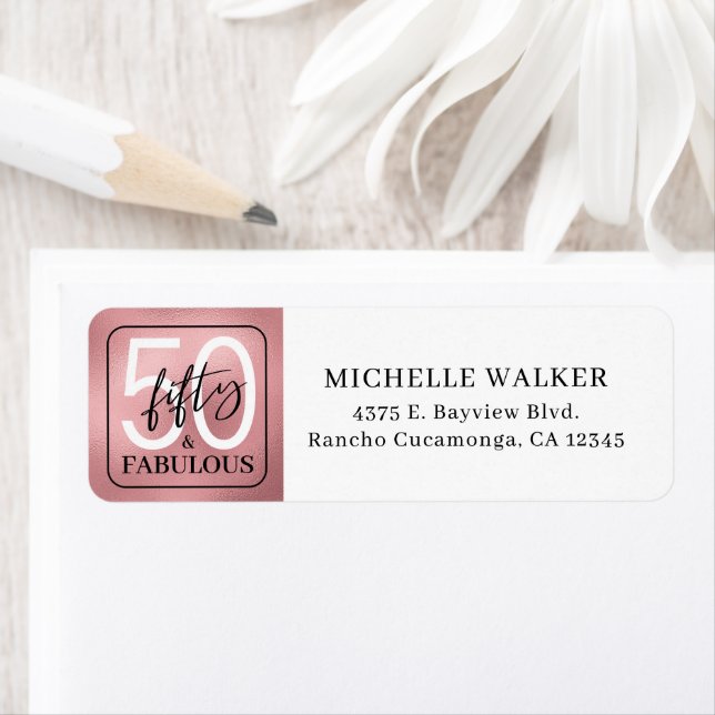 Étiquette Fifty and Fabulous Script 50th Birthday (En situation)