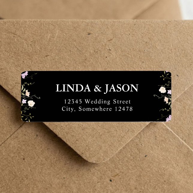 Étiquette Fleurs Sauvages Noires et Blanches Adresse de Reto (Black and white wildflower address labels bring timeless elegance to wedding envelopes.)
