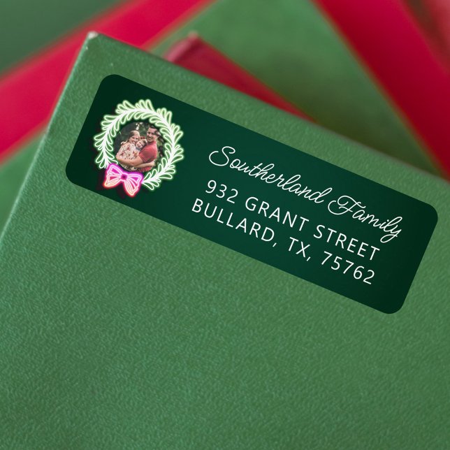 Étiquette Fun rose vert néon éclaire la couronne de Noël pho (Fun Pink Green Neon Lights Christmas Wreath Photo Label)