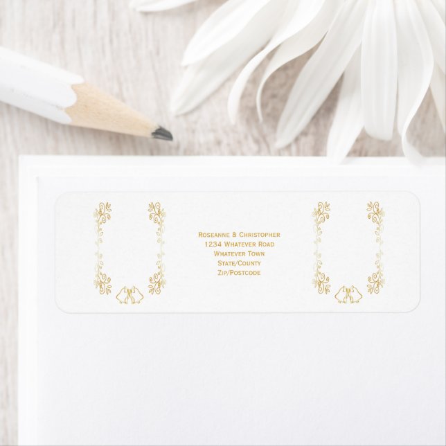 Étiquette Gold Bell Scrollwork Design Mariage Adresse de ret (En situation)