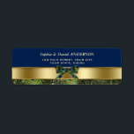 Étiquette Gold Navy Blue Peacock Feathers Mariage Adresse<br><div class="desc">Design élégant avec Peacock Feathers et arrière - plan bleu marine,  séparé par un ornement doré avec un ruban paon pour un événement mariage spécial,  ou tout autre événement. Personnalisez avec vos propres informations. Objets correspondants : dans ma collection Peacock Blue.</div>