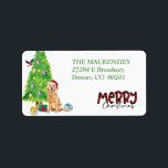 Étiquette Golden Retrior et Christmas Tree Retourner l'adres<br><div class="desc">Sur ces étiquettes d'adresse de retour est l'image d'un Golden Retriever portant un chapeau de Père Noël rouge et blanc. Le chien est assis parmi des emballages de cadeaux aux couleurs vives à côté d'un sapin décoré. Un oiseau bullfinch atterrit sur l'arbre. Votre texte personnalisé est en vert à droite...</div>