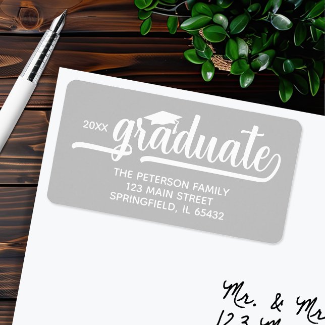 Étiquette Graduation Cap Argent Adresse de retour (Graduation script silver gray return address labels, 2.375" x 1.25", 18 labels per sheet)