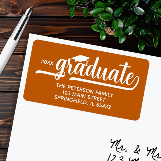 Étiquette Graduation Cap Burnt Orange Adresse de retour (Graduation script burnt orange return address labels, 2.375" x 1.25", 18 labels per sheet)