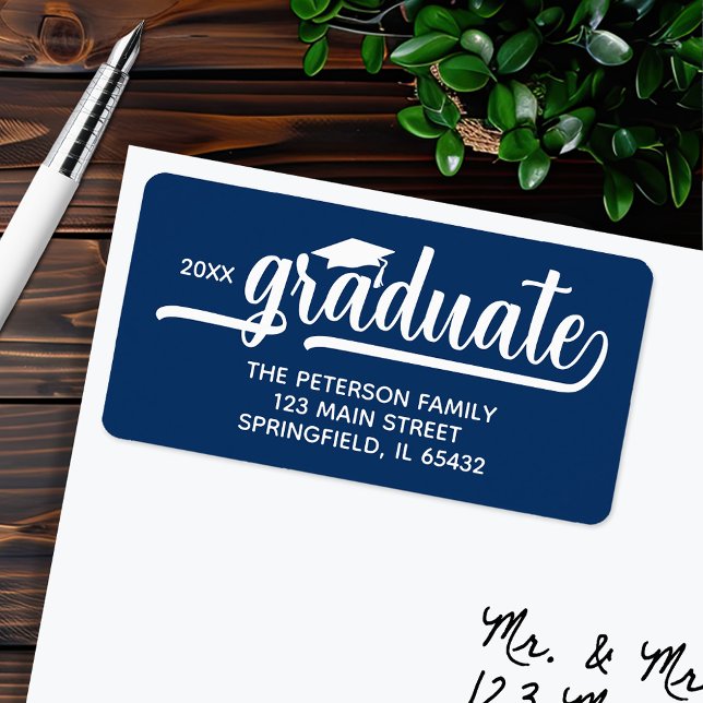 Étiquette Graduation Cap Chic Script Bleu Adresse de retour (Graduation script navy blue return address labels, 2.375" x 1.25", 18 labels per sheet)