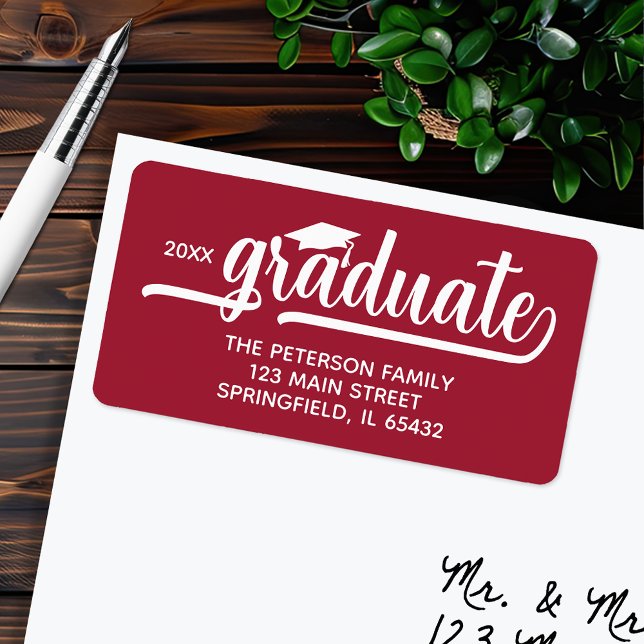 Étiquette Graduation Cap Chic Script Crimson Adresse de reto (Graduation script crimson red return address labels, 2.375" x 1.25", 18 labels per sheet)