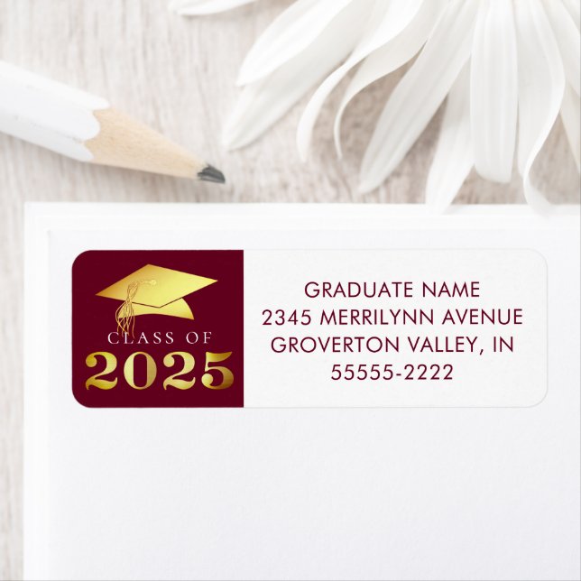Étiquette Graduation Maroon Elegant Gold Foil Classe de 2023 (En situation)