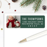 Étiquette Green Custom Modern Christmas Photo Retour Adresse<br><div class="desc">Les étiquettes de adresse de vacances ont une photo de Noël préférée avec une adresse de retour blanche moderne et un chasseur festif / arrière - plan vert pin. Les couleurs peuvent être complètement customisées pour être coordonnées avec votre photo.</div>