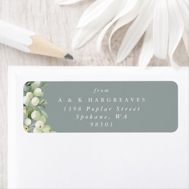 Étiquette Green Snowberry+Eucalyptus Holiday Return Address (En situation)