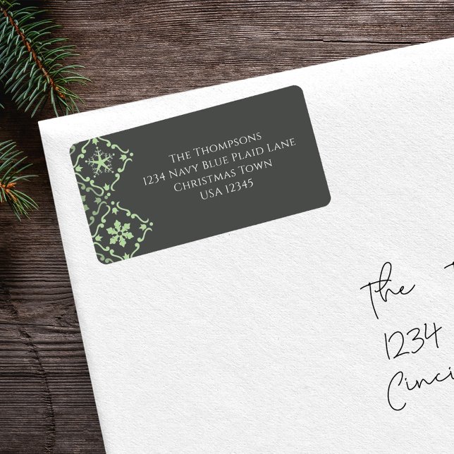 Étiquette Green Snowflake Family Adresse de retour (Christmas green snowflake with a grey background return address label. )