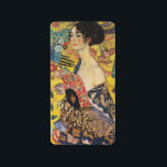 Étiquette Gustav Klimt Lady With Fan Art Nouveau Painting<br><div class="desc">Dame Gustav Klimt avec peintre Art Nouveau Fan Ce demi-portrait d'une belle femme montre un arrière - plan jaune avec des ornements asiatiques, des oiseaux colorés et des fleurs de lotus. La dame porte une robe dans le style d'un kimono imprimé des motifs d'une robe de dragon chinoise. Belle peinture...</div>