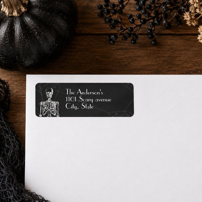 Étiquette Halloween gothique toile d'araignée squelette vint (Send out spooky greetings with this vintage skeleton spider web gothic Halloween design. )