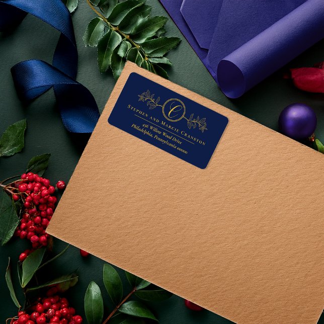 Étiquette Holly | Berries Faux Gold Monogramme Adresse de re (Elegant Holly and Berries Faux Gold Monogram Address Return Address Label - Dk Blue | Gold Tone)