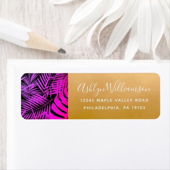 Étiquette Hot pink tropical palm leaf script gold address (En situation)