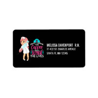 Infirmière amusante qui dit avec une grande aiguil