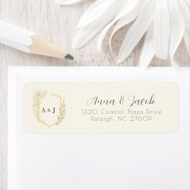 Étiquette Ivory Floral Crest Monogramme Mariage Adresse de r (En situation)