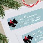 Étiquette Joli Christmas Scottie Chien Bleu Adresse modifiab<br><div class="desc">Ajoutez un peu de charme fantaisiste à la saison des fêtes avec ces étiquettes d'adresse de retour mignonnes. Un modèle modifiable, personnalisé avec votre nom et adresse, parfait pour les cartes de Noël et les cadeaux. Ce design festif présente l'oeuvre originale d'un chien écossais portant un arc rouge, alors qu'il...</div>