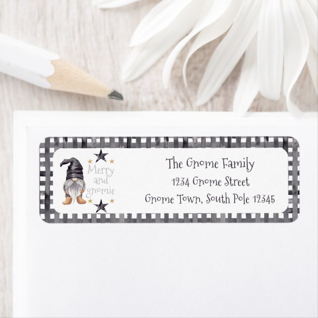 Étiquette Joli hiver Gnome Noël Buffalo Check (En situation)