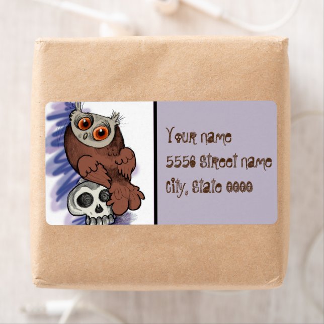 Étiquette Joyeux Halloween ! Crâne de Chouette rousse (En situation)