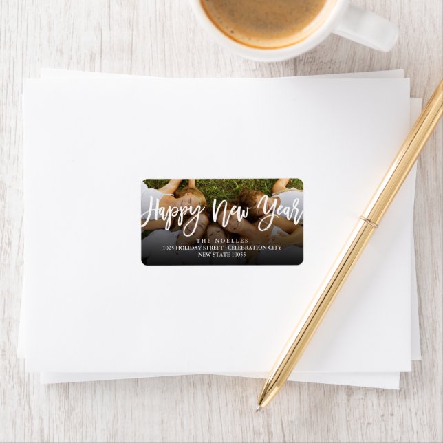 Étiquette Joyeux Nouvel An Brosse Script Calligraphie (En situation)
