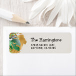 Étiquette Jungle Foliage Gold Lion Green Ecru Adresse de ret<br><div class="desc">La partie gauche de cette étiquette d'adresse de retour du safari à thème jungle présente une silhouette de lion en fausse feuille d'or derrière le feuillage tropical vert et or. Personnalisez la partie droite avec le nom de votre famille dans la police d'impression à main noire et votre adresse dans...</div>