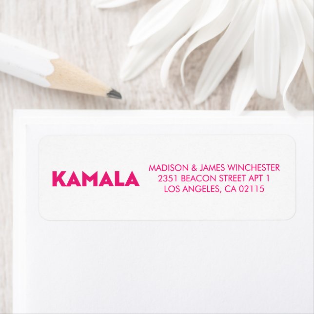 Étiquette Kamala moderne typographie audacieuse rose chaud e (En situation)