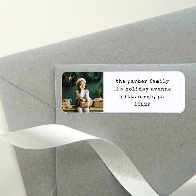 Étiquette Machine à écrire de Noël | Noir et blanc avec phot (An elegant, vintage style black and white return address label for Christmas with typewriter text)