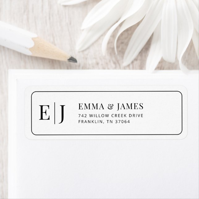 Étiquette Mariage minimaliste monochrome à monogramme (En situation)
