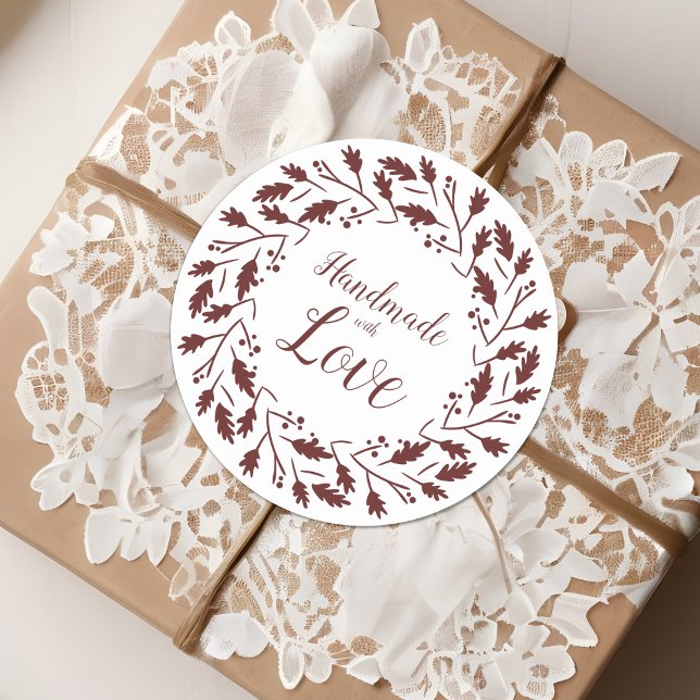 Étiquette Marron pour Articles Artisans Handmade (Brown Leaves & Branches Wreath Handmade with Love Quote Design for Crafters Round Stickers. )