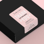 Étiquette Merci Pour Acheter Pink tendance Logo Livraison<br><div class="desc">Ajoutez la touche finale à vos commandes avec un autocollant tendance rose et blanc de sceau de boîte d'affaires. Ce étiquette d'expédition comprend de grandes lettres qui lisent "Merci" et des coeurs blancs sur le côté. Ajoutez votre nom d'entreprise, votre logo et vos liens vers les réseaux sociaux et créez...</div>